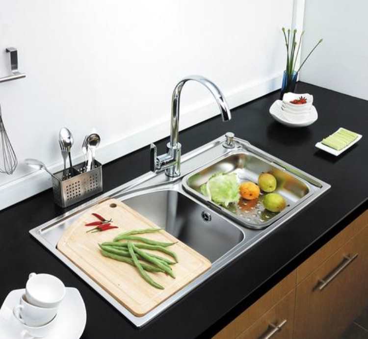 in the kitchen faucet1.jpg
